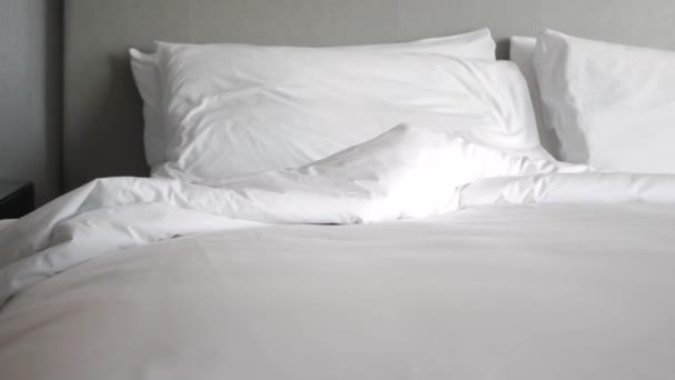 Hotelservice Concept Huishoudster Regelen Het Kussen Het Bed Met Wit — Stockvideo