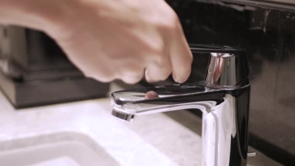 Handen Wassen Onder Stromend Water Uit Kraan — Stockvideo