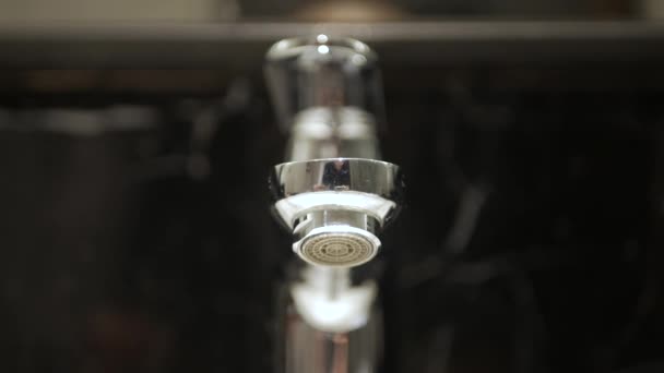 Pov Zum Leitungswasser Der Toilette Wasserhahn Der Küche Aufdrehen — Stockvideo