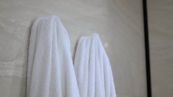 Używany Biały Ręcznik Wiszący Łazience Użyciu — Wideo stockowe
