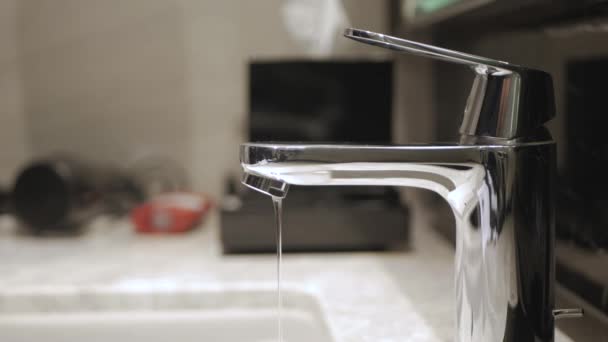 Het Lekkende Kraanwater Uit Kraan Het Toilet Uitschakelen Bespaar Waterbesparing — Stockvideo