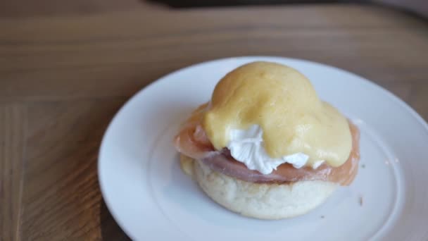 Яйцеподібне Білій Страві Сніданок Їжа Вранці Шинкою Соусом Голландського Соусу — стокове відео