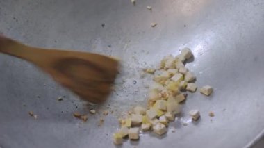 Pişirilip tavada kızartılırken beyaz tofu Pad-Thai yapmaya hazırlanıyor.