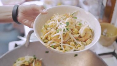 Pad Thai 'yi tavadan tabağa koyup yemeye hazır hale getiriyorum.