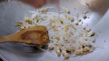Pişirilip tavada kızartılırken beyaz tofu Pad-Thai yapmaya hazırlanıyor.
