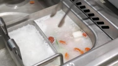 Çin güvecine sichuan usulü dilimlenmiş domuz eti koymak. Asya güveç yemeği.