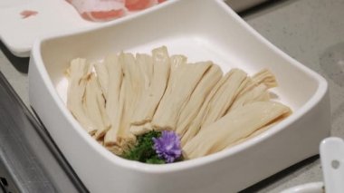 Sichuan Hotpot usulü taze fasulye çubuğu yahni pişirmeye hazır.