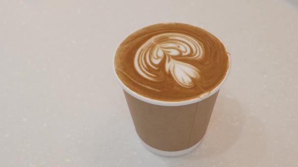 Een Kop Koffie Witte Tafel Cappuccino Hete Koffie Papieren Beker — Stockvideo