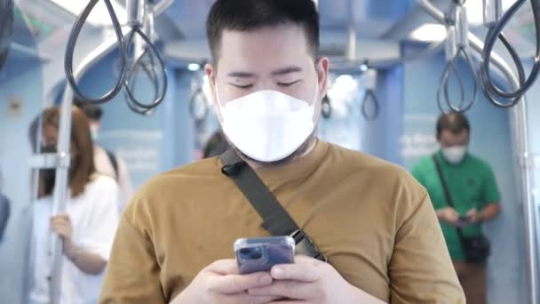 Asiatique Homme Utilisant Smartphone Tandis Que Dans Public Métro Transport — Video