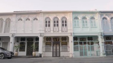 2 Nisan 2022: Phuket, Tayland: Dibuk Yolu 'ndaki Sino-Portekiz mimarisinin ünlü tarihi konak binasının manzarası