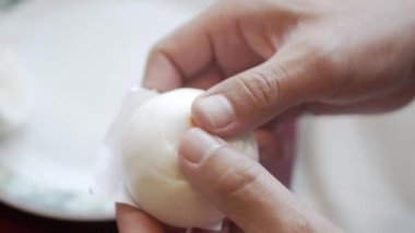 Bu arada Çin lokantasında Çin kremalı çörekler ve gamzeli çörekler kırılır. Yemek hazır.