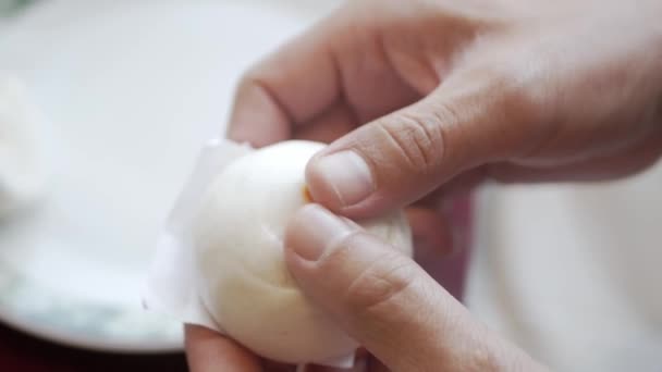 Hand Während Sie Chinesischen Restaurant Das Chinesische Cremebrötchen Dimsum Abbricht — Stockvideo