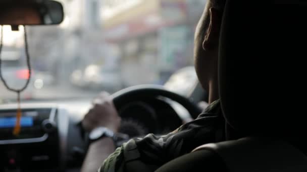 Mężczyzna Trzymać Kierownicę Samochodu Podczas Jazdy Samochodem Czasie Zachodu Słońca — Wideo stockowe