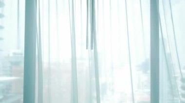 Oteldeki beyaz perdeye POV, yaz tatili dinlenme zamanı