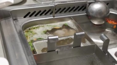 Çin güvecine sichuan usulü karides topu koymak. Asya güveç yemeği.