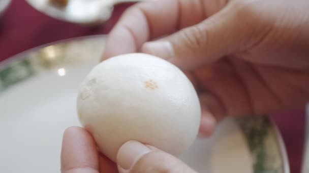 Mão Enquanto Split Break Chinês Creme Bun Dimsum Restaurante Chinês — Vídeo de Stock