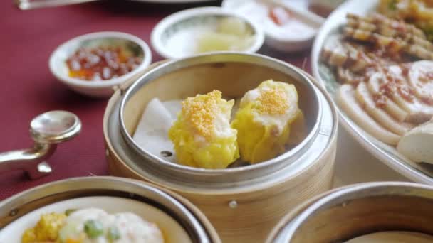 Usando Palillos Para Comer Dim Sum Chino Vapor Restaurante Famoso — Vídeo de stock