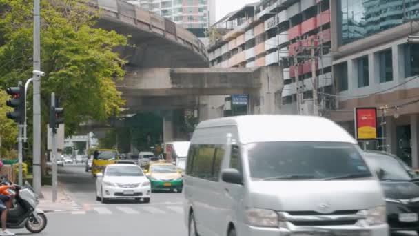 Mars 2022 Bangkok Thailand Trafik Vid Korsningen Silom Road — Stockvideo