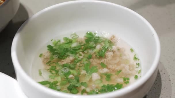 Nalewanie Gorącej Zupy Miski Białą Zupą Syczuański Styl Hotpot — Wideo stockowe