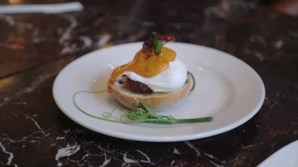 Uso Cuchara Tenedor Corte Comer Benedicto Huevo Comida Saludable Para — Vídeo de stock