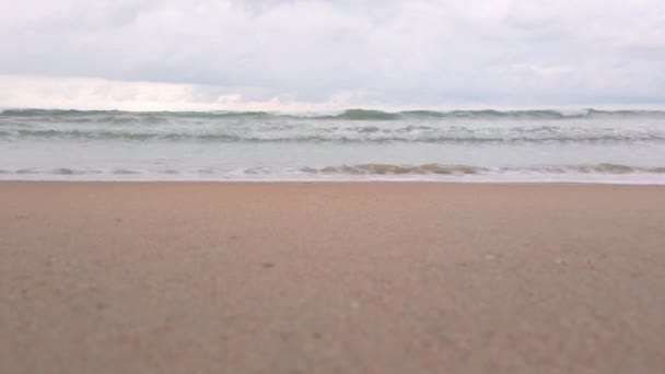 砂の美しさの白いビーチで泡と自然の海の波の水のスローモーション 夏のビーチの風景 — ストック動画