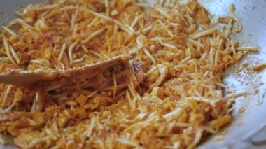 POV mutfakta Pad Thai kızartırken. Tayland 'ın ünlü sokak yemekleri