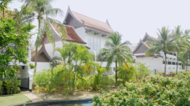 1 Mayıs 2022: Khaolak, Phang Nga, Tayland: güneşli yaz havası mavi gökyüzü ile Tayland 'daki lüks otel manzarası. JW Marriott Khaolak Oteli