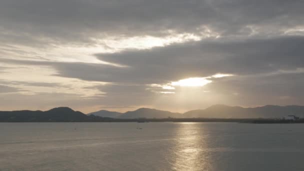 Hermosa Vista Del Atardecer Sobre Cordillera Sobre Bahía Mar Isla — Vídeos de Stock