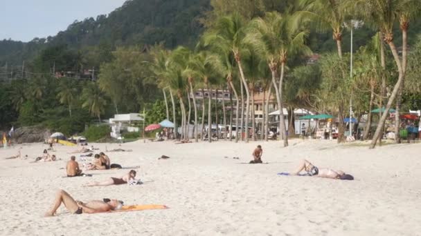 Grudnia 2021 Phuket Tajlandia Plaża Patong Wieloma Osobami Relaksującymi Się — Wideo stockowe