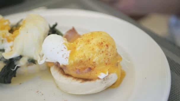 Menggunakan Sendok Dan Garpu Memotong Telur Benedict Sarapan Makanan Sehat — Stok Video