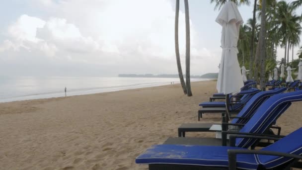 Luxo Espreguiçadeiras Com Guarda Chuva Praia Areia Branca Praia Com — Vídeo de Stock