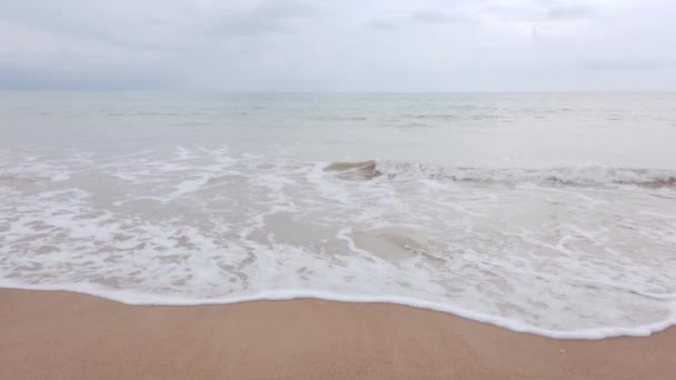 Kumlu Beyaz Plajda Köpüklü Doğal Deniz Dalgası Suyu Yaz Sahili — Stok video