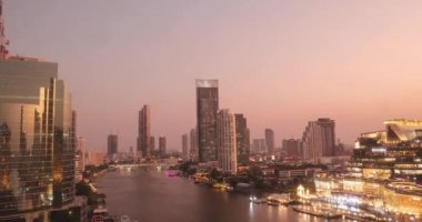 15 Nisan 2022: Bangkok, Tayland: Chao Phraya Nehri 'nin gün batımında biraz trafik olan zaman manzarası. Gün batımı zaman aşımı