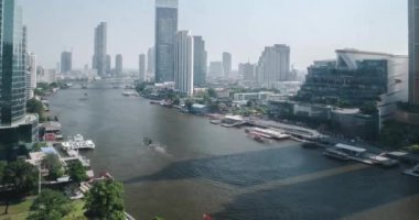 15 Nisan 2022: Bangkok, Tayland: Chao Phraya Nehri manzaralı ve yaz güneşli bir günde trafik.