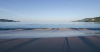 Doğanın bulutlu gökyüzü ve bulutların hareket halindeki tropikal deniz sahili manzarasında 4K zaman kaybı.