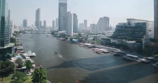 2022年4月15日 バンコク 夏の日差しの日に交通量の多いチャオプラヤ川のタイムラプス風景 — ストック動画