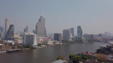 March23. 2022: Bangkok, Tayland: Bangkok 'taki Chao the Breakaya nehrinin nehir kıyısındaki Bangkok higrise binasının yavaş görüntüsü