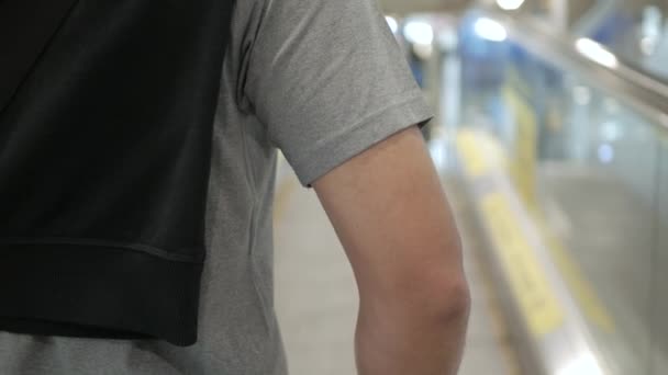 Close Traveler Hand Carrying Drag Bag Luggage Airport While Take — Stock videók