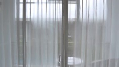 Oteldeki beyaz perdeye POV, yaz tatili dinlenme zamanı