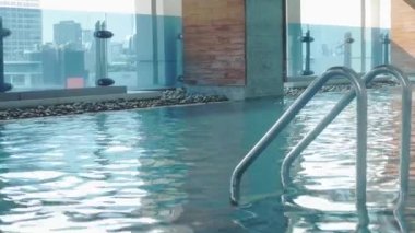 Çatı yüzme havuzu manzarası, su yüzeyinde güneş ışığı parlıyor. lüks rahatlama kavramı