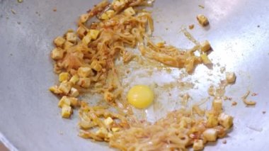 Beyaz Asya erişteli yumurta, fasulye filizi ve karidesleri tavada kızartıp Pad-Thai yapmaya hazırlanırken koyun.