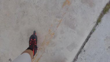 Beton zeminde paten kayarken yavaş çekim