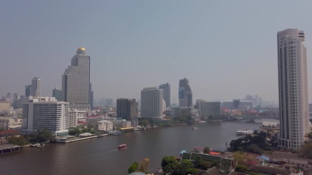 2022年3月22日 バンコク バンコクのチャオプラヤ川のスローモーション ビュー 川岸のバンコク高層ビル — ストック動画