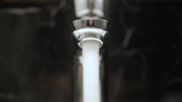 Пов Водопровідної Води Туалеті Бігти Включити Кран Крана Води Кухні — стокове відео