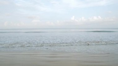 Kumlu beyaz kumsalda köpüklü doğal deniz dalgaları, yaz sahili deniz manzarası
