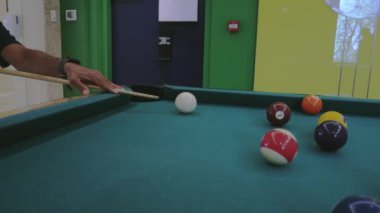 Snooker 'ın bilardo masasındaki çekimlerine yakın çekim