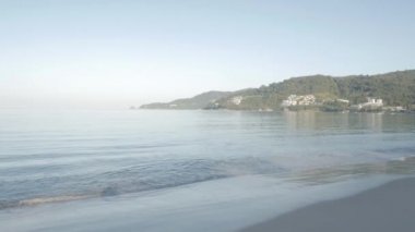 Kumlu beyaz kumsalda köpüklü doğal deniz dalgaları, yaz sahili deniz manzarası