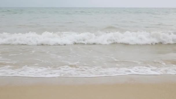 砂の美しさの白いビーチで泡と天然の海の波の水夏のビーチの風景 — ストック動画