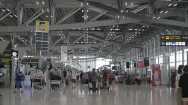14 Mayıs 2022: Bangkok, Tayland: Havaalanının kalkış terminali Suvannabhumi Havalimanı 'nda birçok yolcuyla birlikte POV
