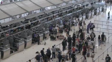 12 Mayıs 2022: Bangkok, Tayland: POV havaalanının kalkış terminali Suvannabhumi Havalimanı 'nda birçok yolcuyla birlikte ülkeyi yeniden açarken